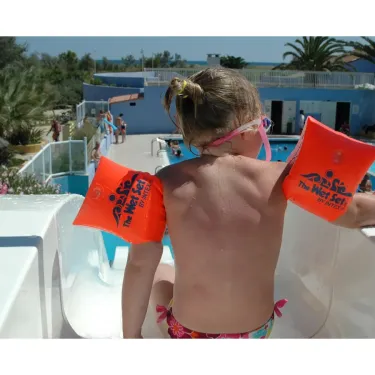 Enfant portant des flotteurs à l'eau à Camping Mar i Sol.