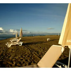 Plage avec transats et parasols ZAZA Club au Camping Mar i Sol