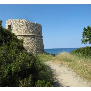 Tour en pierre au bord de la mer, Camping Marina d'Aléria