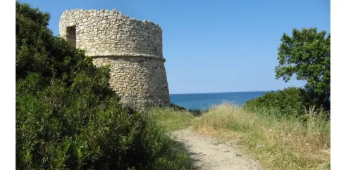 Tour en pierre au bord de la mer, Camping Marina d'Aléria