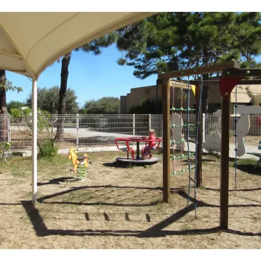 Piste de jeux pour enfants au Camping Marina d'Aléria sous une tente