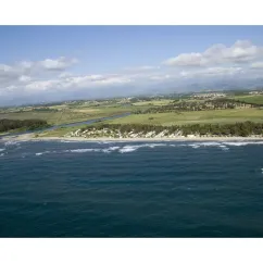 Vue aérienne du camping près de la côte, entre champs et mer