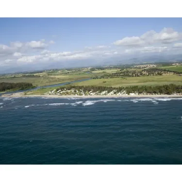 Vue aérienne du camping près de la côte, entre champs et mer