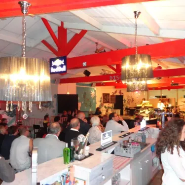 Bar à cocktails avec enseigne Red Bull et clients dans le Camping Oléron Loisirs