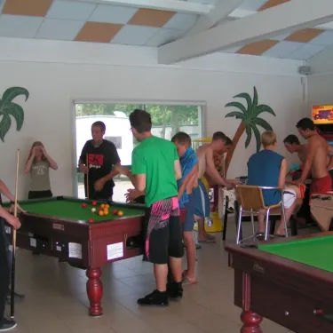 Jeux de billard et machines à jeux vidéo dans la salle du Camping Oléron Loisirs