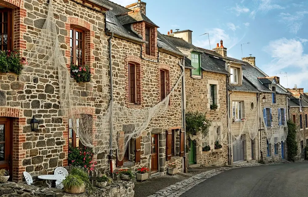 Découverte de Saint-Suliac : Un trésor breton au bord de la Rance