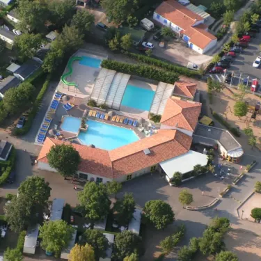 Vue aérienne du camping avec piscines et mobil-homes au Camping Oléron Loisirs