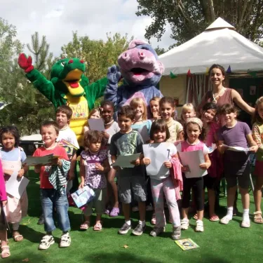 Enfants avec mascottes dans une tente au Camping Oléron Loisirs