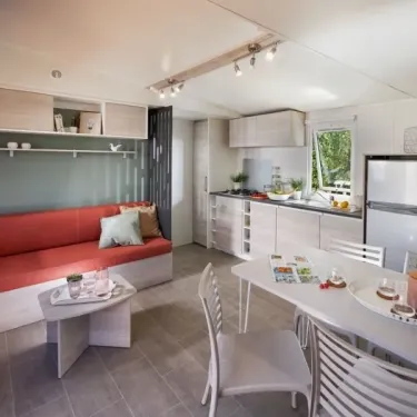 Mobil Home Excellence 2 ch. – 2 sdb - L'Atlantique : salon, cuisine, table