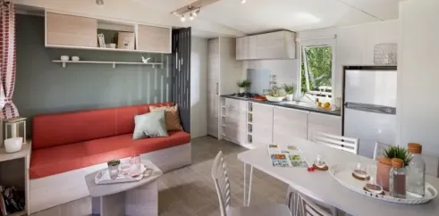 Mobil Home Excellence 2 ch. – 2 sdb - L'Atlantique : salon, cuisine, table