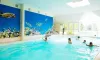 Piscine intérieure avec mur décoratif marin au Camping Les Bois du Bardelet