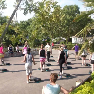 Groupes faisant de l'exercice avec des plateaux d'entraînement au Camping Oléron Loisirs