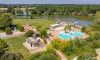 Camping Les Bois du Bardelet avec piscine en forme de Mickey et lac environnant