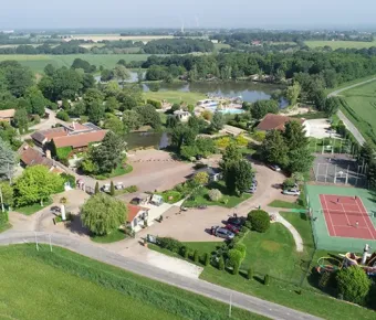 Vue aérienne du camping Les Bois du Bardelet avec lac, piscine et terrain de tennis