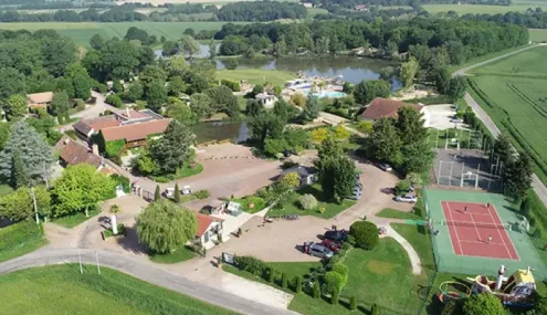 Vue aérienne du camping Les Bois du Bardelet avec lac, piscine et terrain de tennis