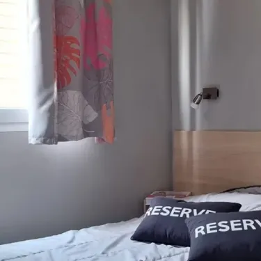 Mobil Home 2 Chambres 4 Pers - Les Rives d'Auzon : lit avec oreiller 'RESERVE'