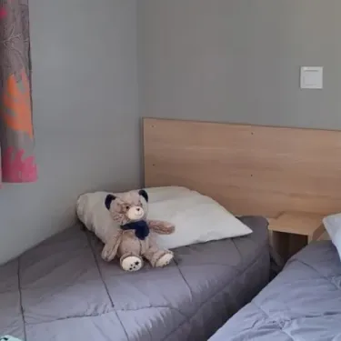 Chambre mobil home Les Rives d'Auzon avec ours en peluche
