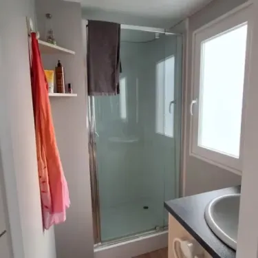 Salle de bain mobil home Les Rives d'Auzon avec douche et lavabo