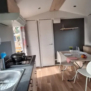 Mobil Home 2 Chambres 4 Pers - Les Rives d'Auzon : cuisine et salle à manger