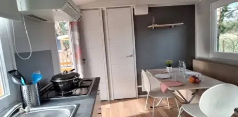 Mobil Home 2 Chambres 4 Pers - Les Rives d'Auzon : cuisine et salle à manger