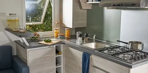 Cuisine moderne avec évier, four, et rangement, Camping du Lac de La Thésauque
