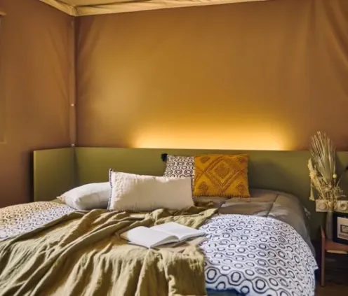 Chambre double dans le Wood Lodge 3CH - 6P - Camping du Lac de La Thésauque