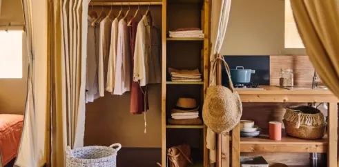 Armoire et cuisine dans le Wood Lodge 3CH - 6P - Camping du Lac de La Thésauque