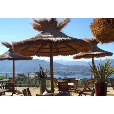 Camping Vigna Maggiore : terrasse avec parasols en paille et vue sur les montagnes