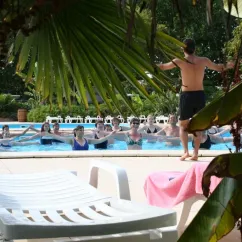 Groupe faisant de l'exercice aquatique dans la piscine, Camping Village Corsaire