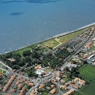 Vue aérienne du Camping Village Corsaire avec mer et installations
