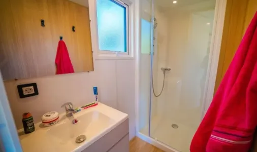 17437