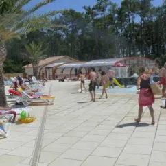 Zone de détente avec chaises longues et piscine au Camping Soulac Plage
