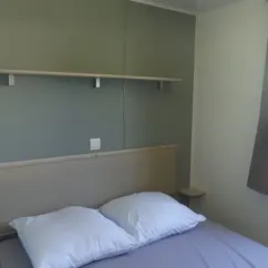 Chambre avec lit double et étagères murales Trigano EVO 24 - La Durance
