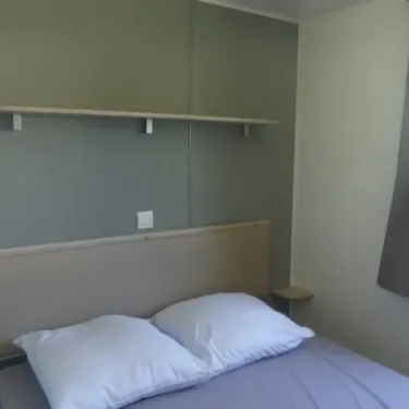 Chambre avec lit double et étagères murales Trigano EVO 24 - La Durance