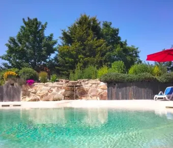 Pool avec chaise longue et parasol rouge, Camping Les Peupliers
