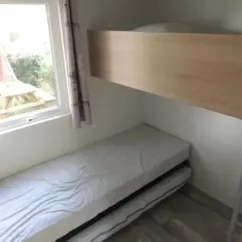 Chalet Bois Tithome 2Ch - 4/5P - Camping de Prigny : lit simple et lit superposé