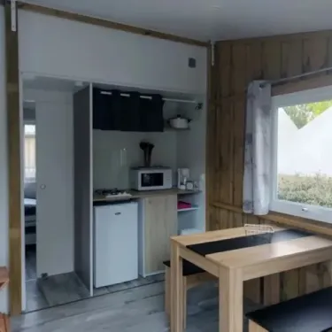 Chalet Bois Tithome 2Ch - 4/5P - Camping de Prigny : cuisine et table