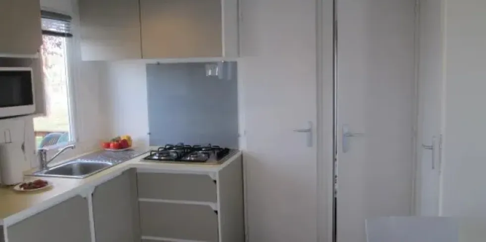 Mobil Home Super Titania 3Ch – 6/7P - Camping La Tuilerie : cuisine moderne avec plancha et évier