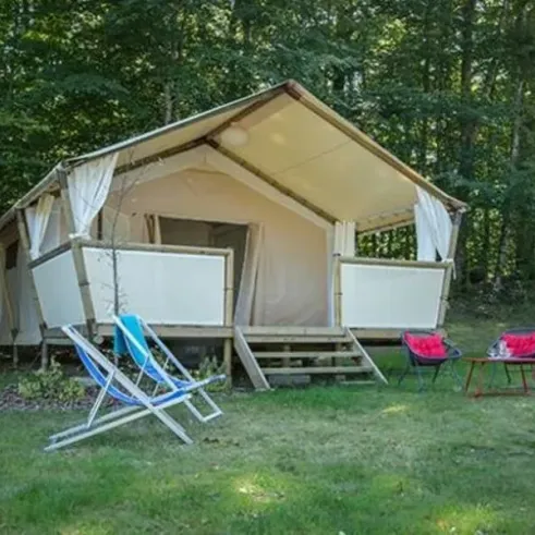Lodge Maasaï 2CH – 4P - Camping Paradis Le Coiroux, tente avec balcon et chaises