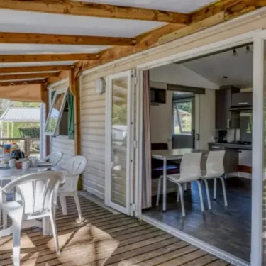 MH Classique PMR 2CH – 4P (Sam) - Camping Paradis Le Coiroux, salle à manger et cuisine ouverte