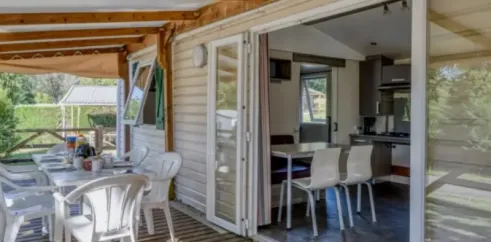 MH Classique PMR 2CH – 4P (Sam) - Camping Paradis Le Coiroux, salle à manger et cuisine ouverte