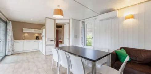 Cottage Premium 3CH – 6P (Dim) – salle à manger avec table et chaises