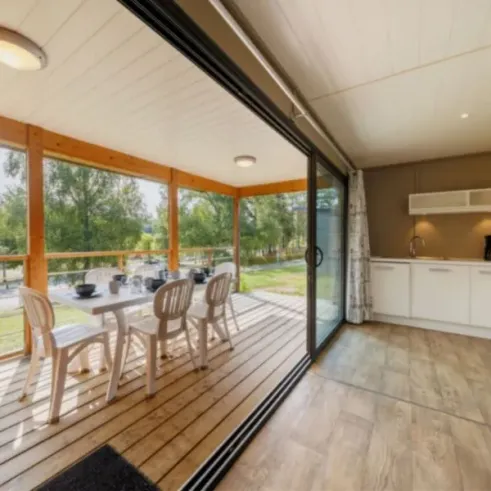 Cottage Premium 3CH – 6P (Dim) – salle à manger et cuisine avec terrasse