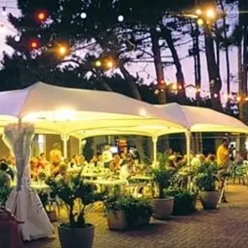 Camping Marina d'Aléria : soirée festive sous une grande tente éclairée
