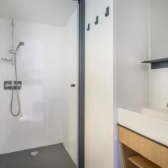 Salle de bain avec douche et lavabo dans la mobile MH Confort + 3CH – 6P - Camping Paradis Domaine de Gaujac