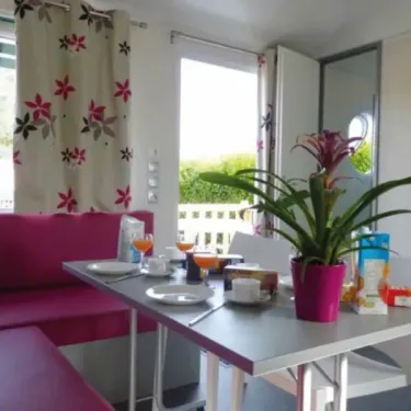 Salle à manger avec canapé et fenêtre MH Classique 2CH – 4/5P (Mer), Camping Paradis Domaine de Bel Air