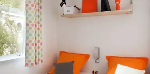 MH Classique 3CH – 6P (Dim) - Camping Paradis Domaine de Bel Air : chambre avec deux lits