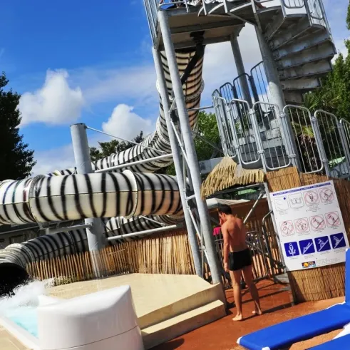 Tuyau d'eau en spirale d'une grande chute d'eau à Camping La Bollée d'Air.