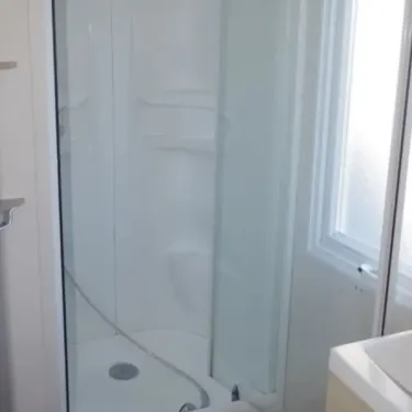 Salle de bain de camping MH Eco 3CH - 6P - Camping Les Rives d'Olt et d'Aubrac
