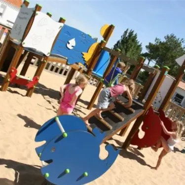 Enfants jouent sur un parc infantile en bois, Camping Zagarella